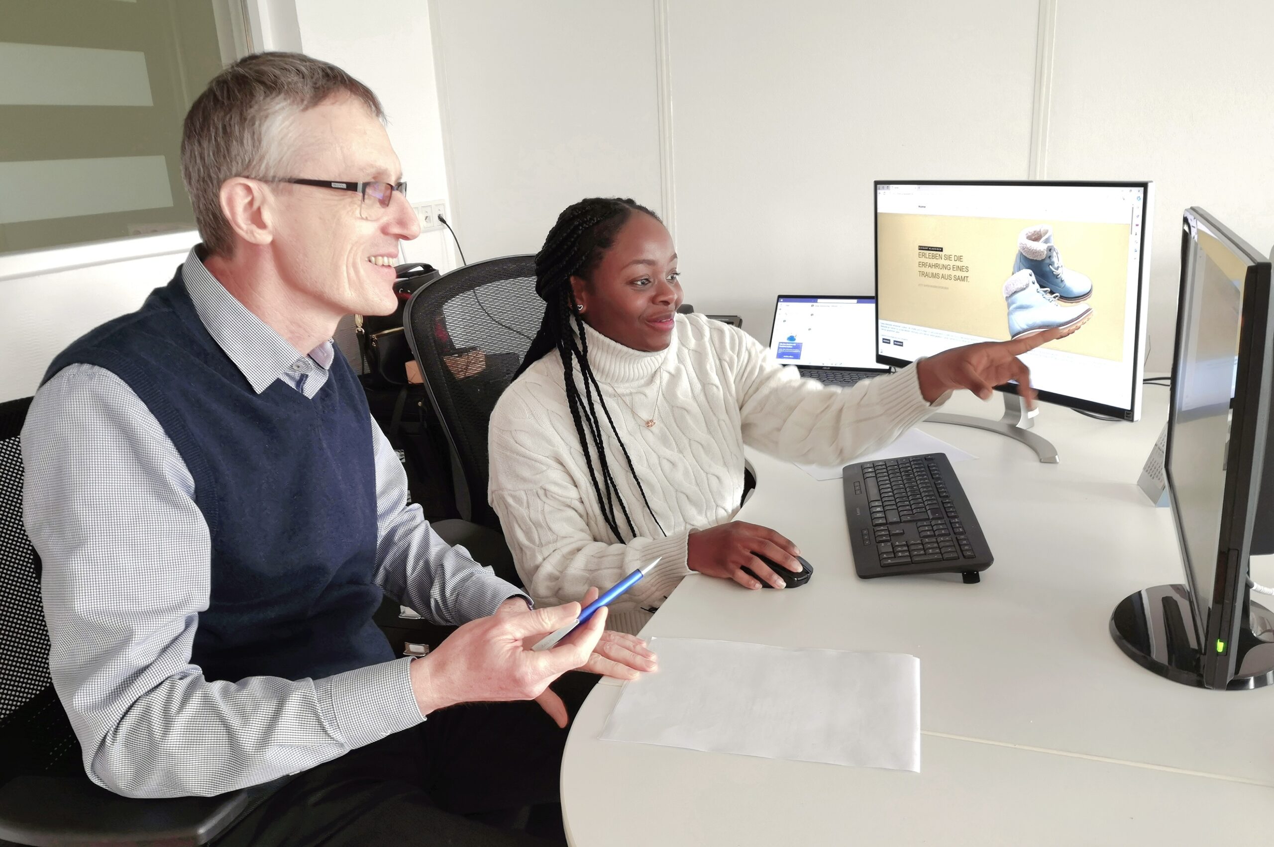 FIRASIS Geschäftsführer Helge Ravenschlag und Praktikantin Stephanie Tiekwe Kuimo